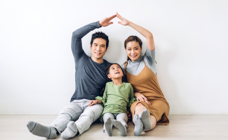 portrait-happy-smiling-asian-family